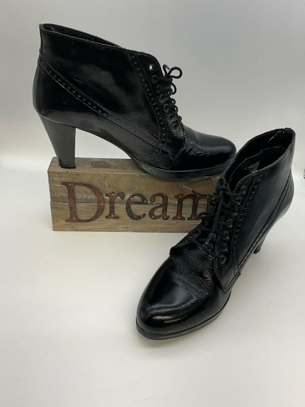 La CANADIENNE Black Crinkle Patent Lace-Up Dry-Tech Heel Booties 10 Cyber Goth